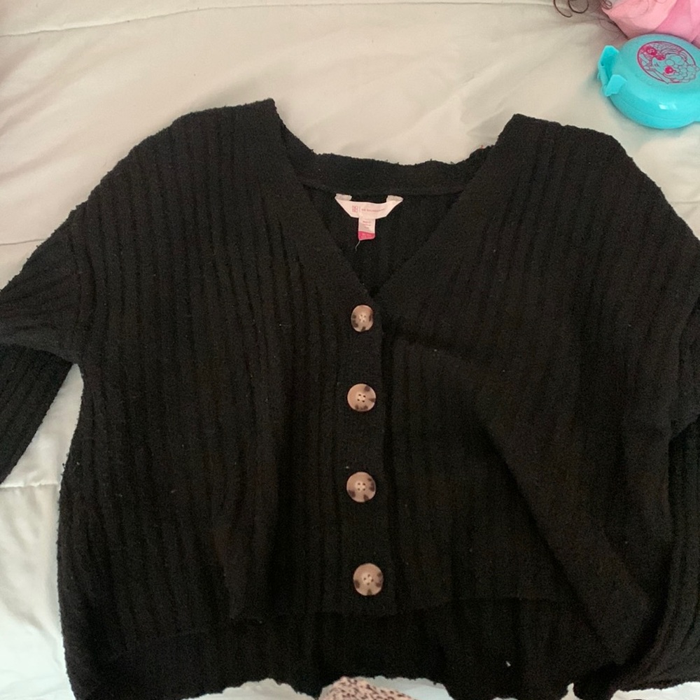 Black sweater size XL but looks like a M